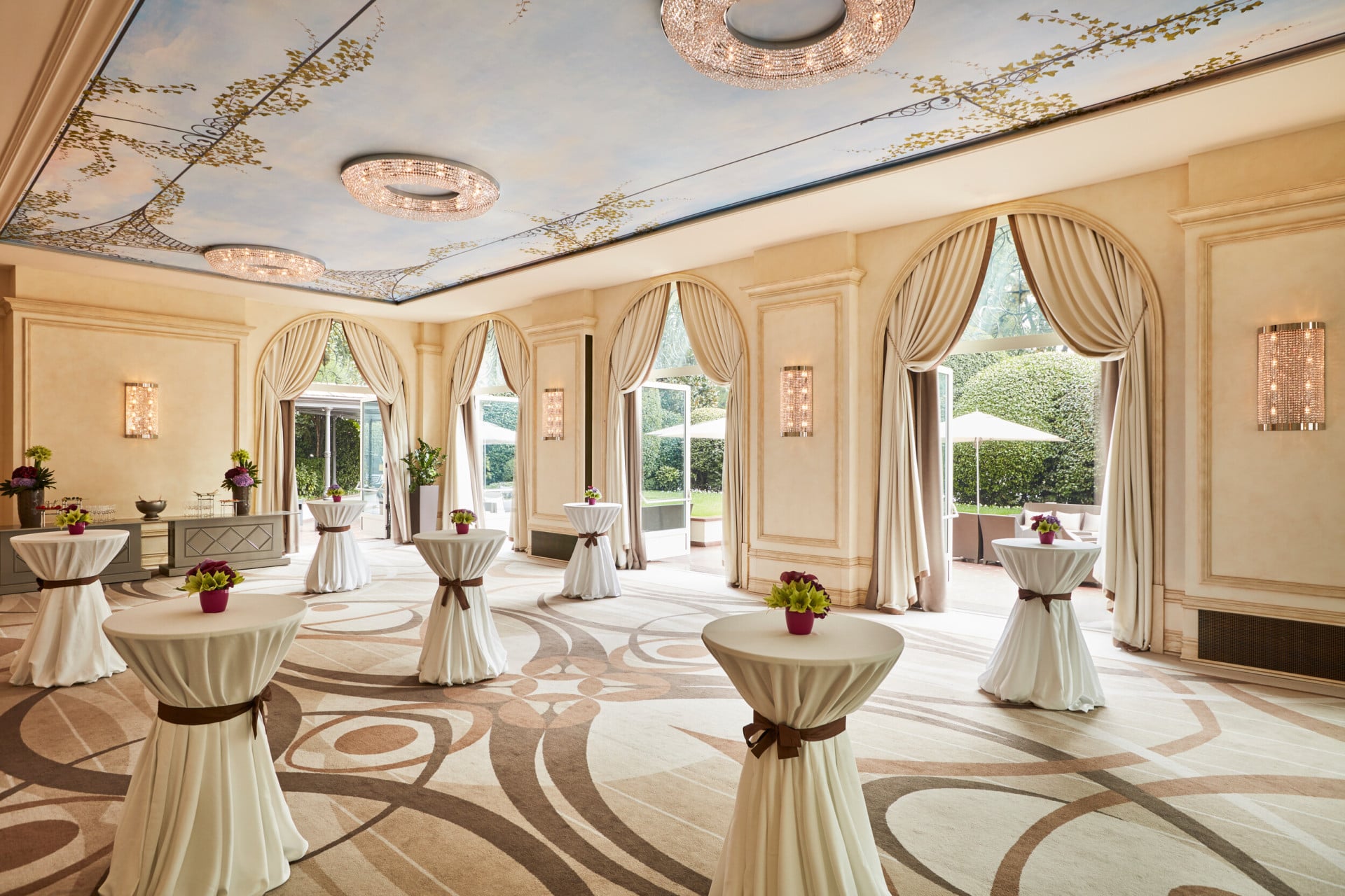 veranda cocktail room