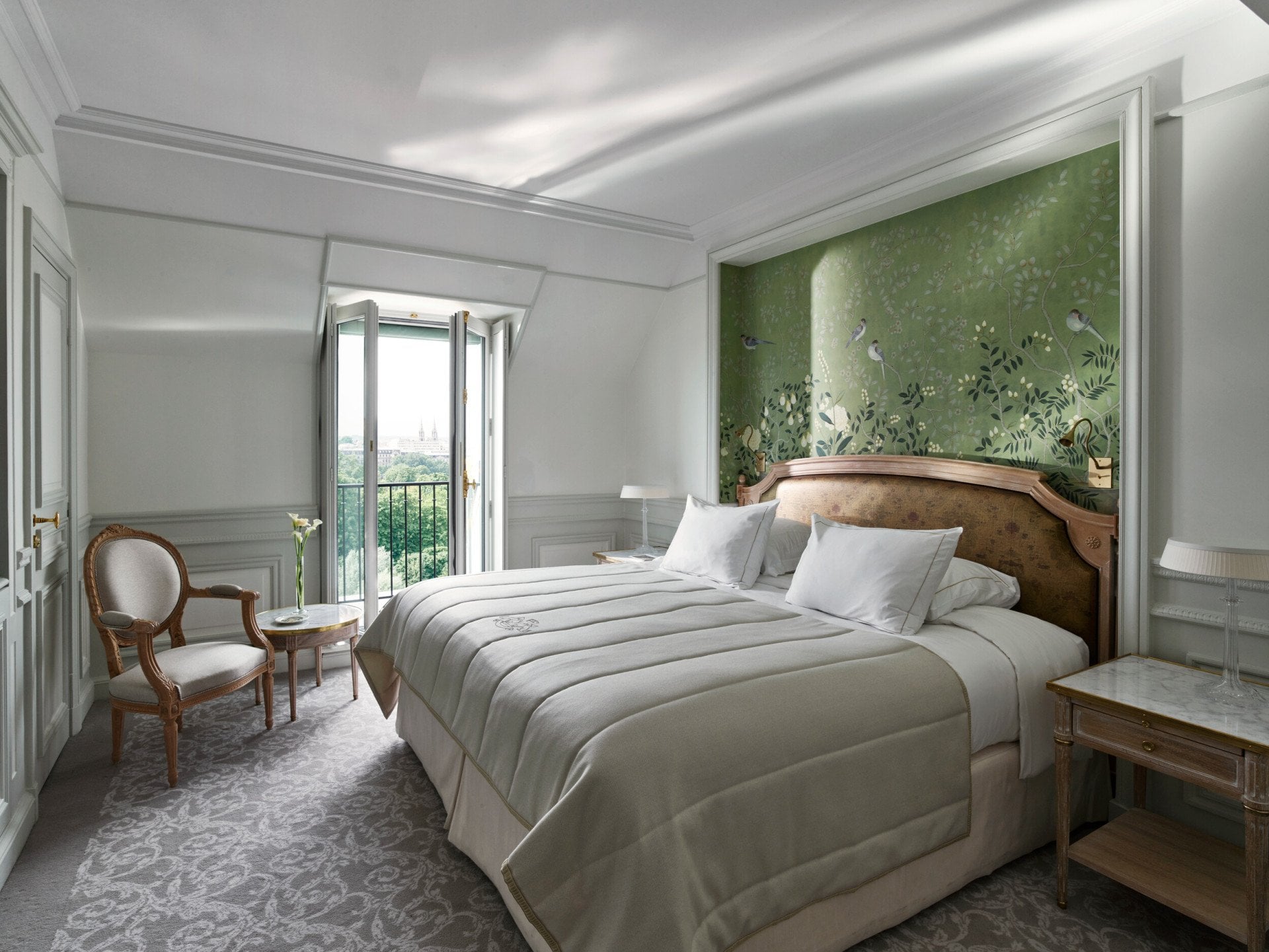 Lado do quarto superior, com uma parede verde pintada à mão e a vista para o Jardim das Tulherias ao longe. No Le Meurice, Paris.