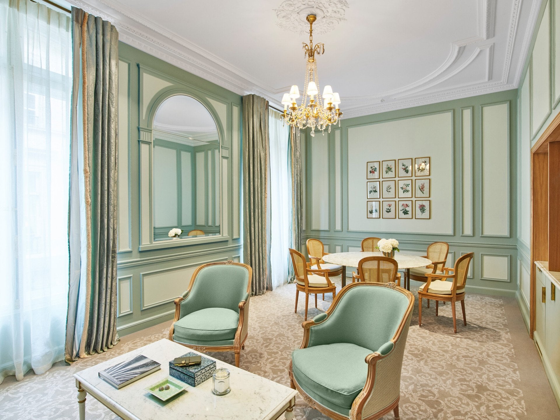 Salão da Câmara Superior em tons de verde no Le Meurice, Paris.