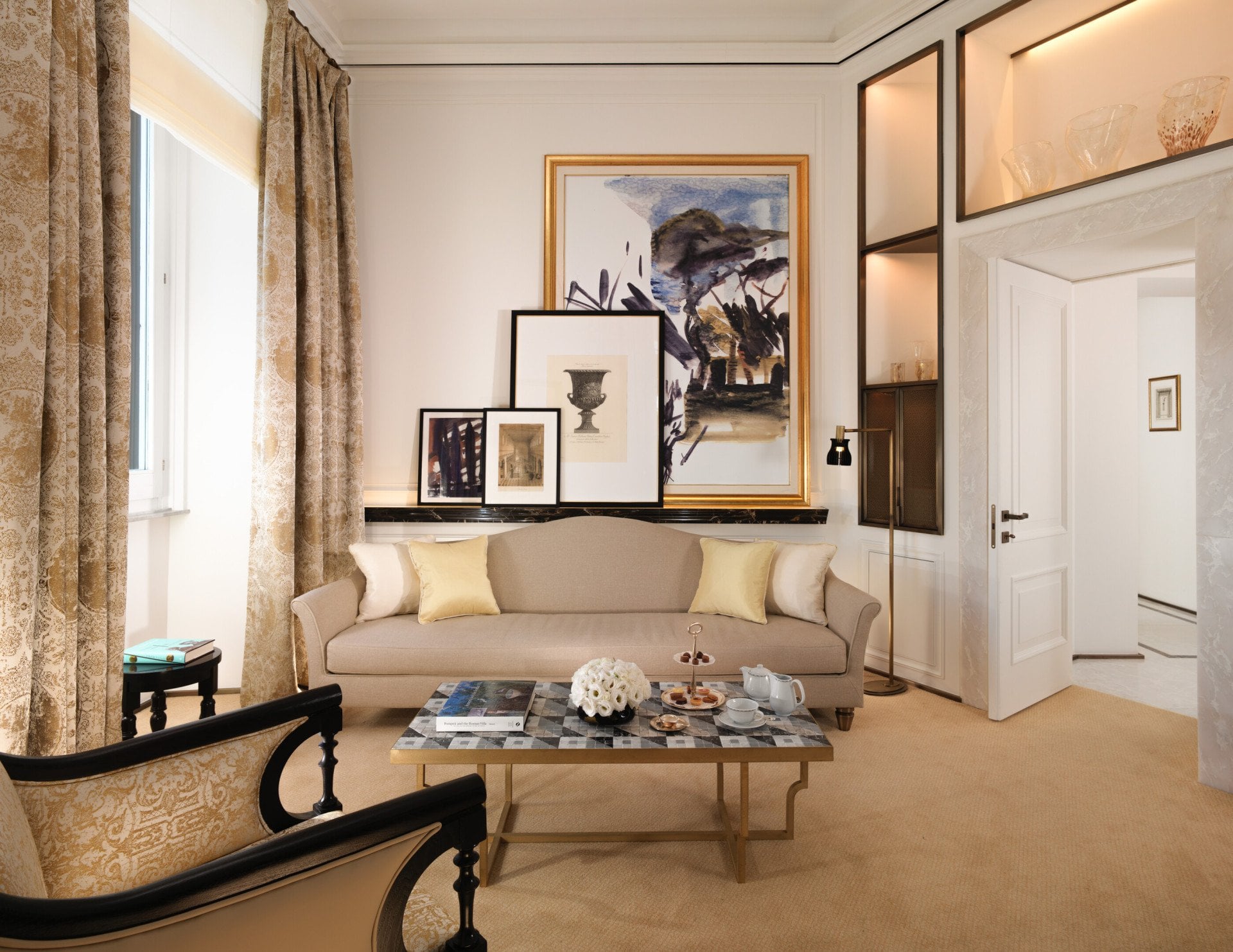 Salotto di una classic suite a Hotel Eden, Roma