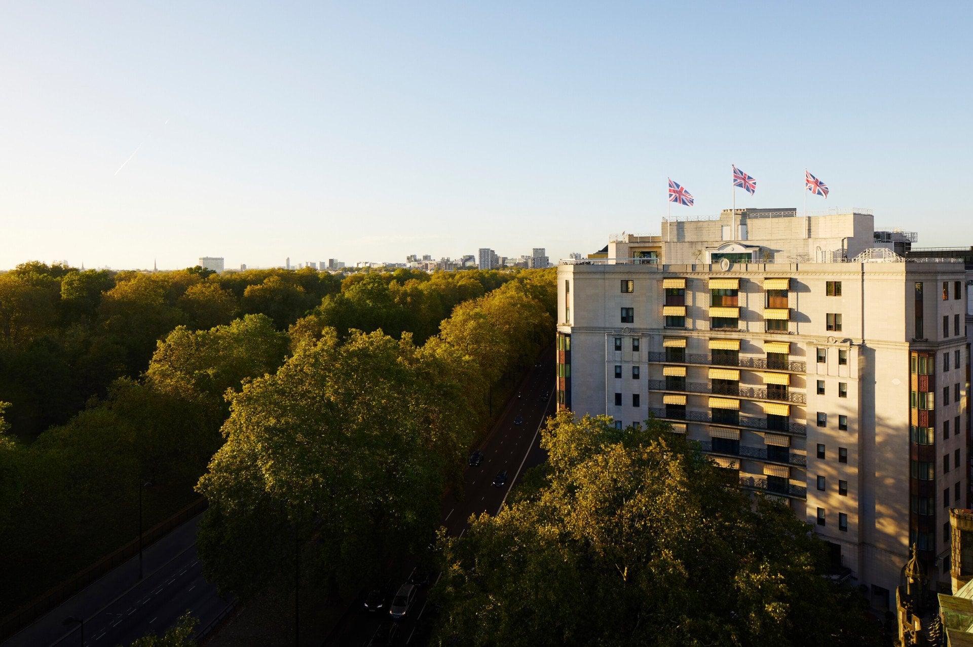 L'extérieur du bâtiment Dorchester au coucher du soleil à côté de Hyde Park, Londres