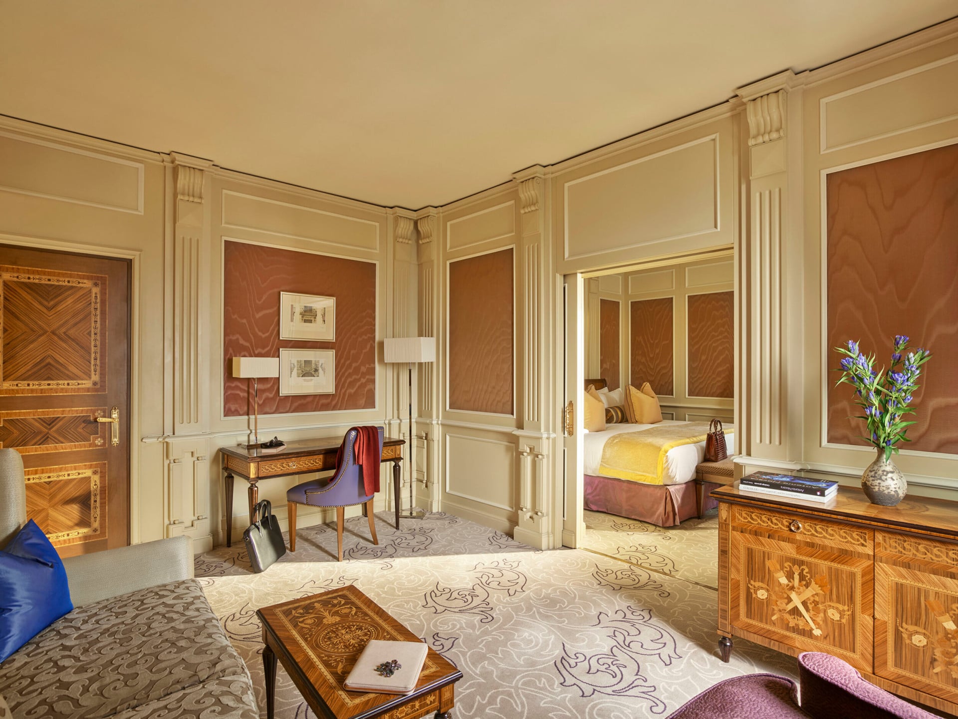 Il soggiorno della Ambassador suite con l'angolo studio e un piccolo scorcio della camera da letto.