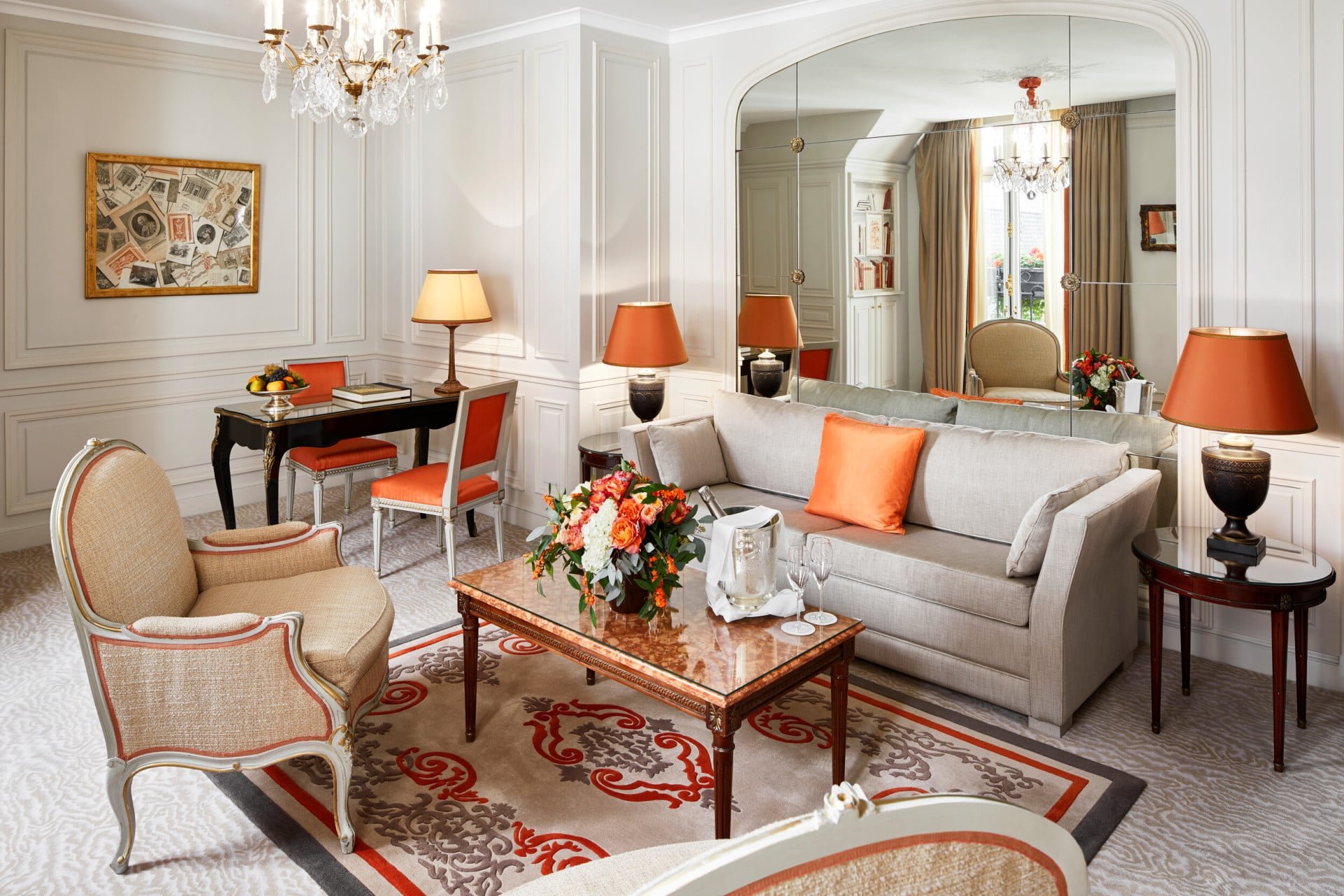 Sala de estar da suite superior do Hotel Plaza Athénée