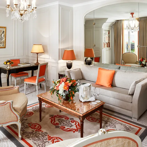 Sala de estar da suite superior do Hotel Plaza Athénée