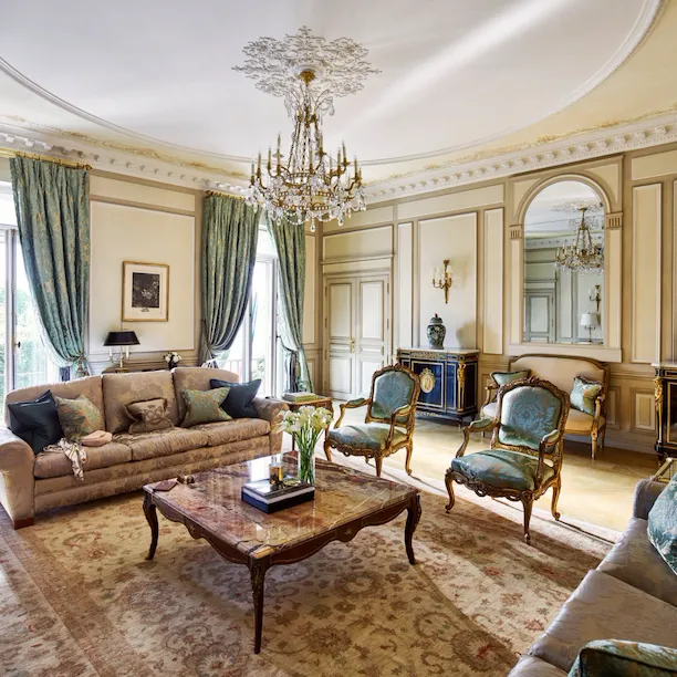 Detalhes na sala de estar do apartamento presidencial em Le Meurice, Paris.