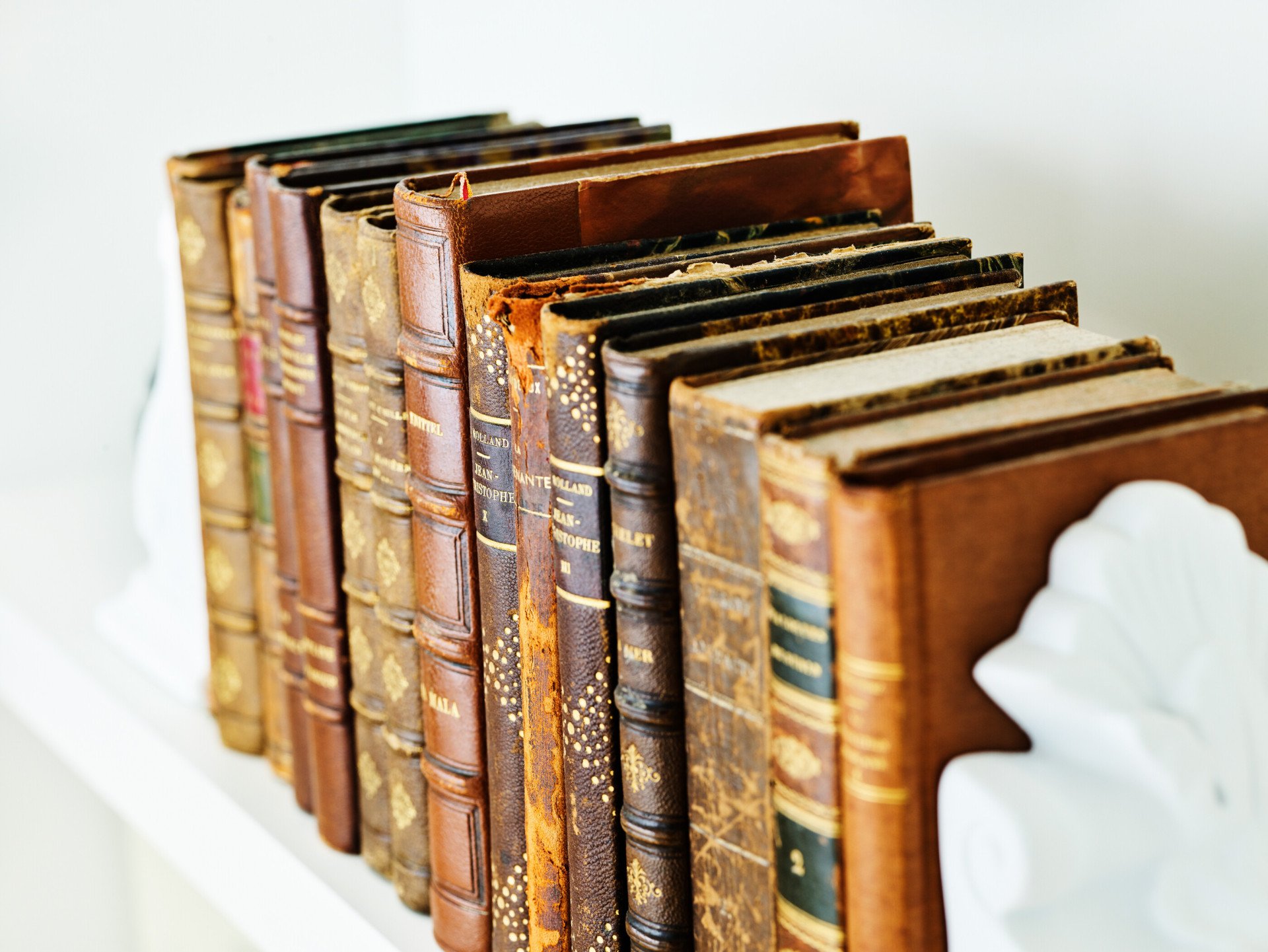 Libri antichi su uno scaffale in una camera di Hotel Eden Roma