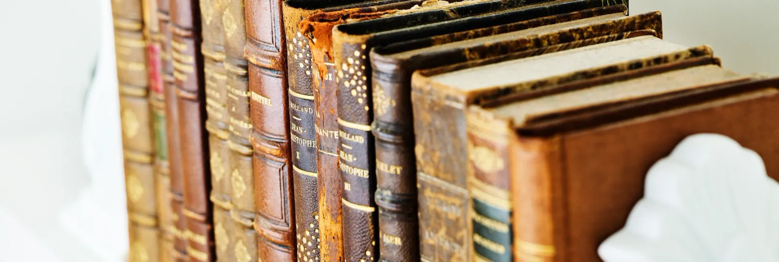 Libri antichi su uno scaffale in una camera di Hotel Eden Roma