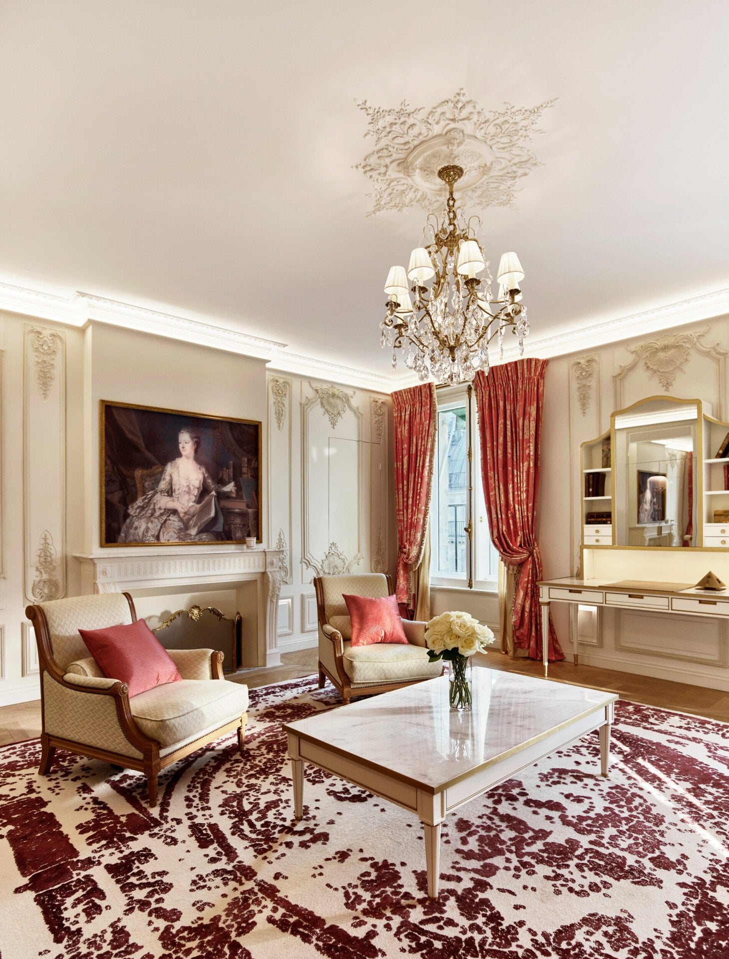 Salon de la suite Pompadour au Meurice, Paris.