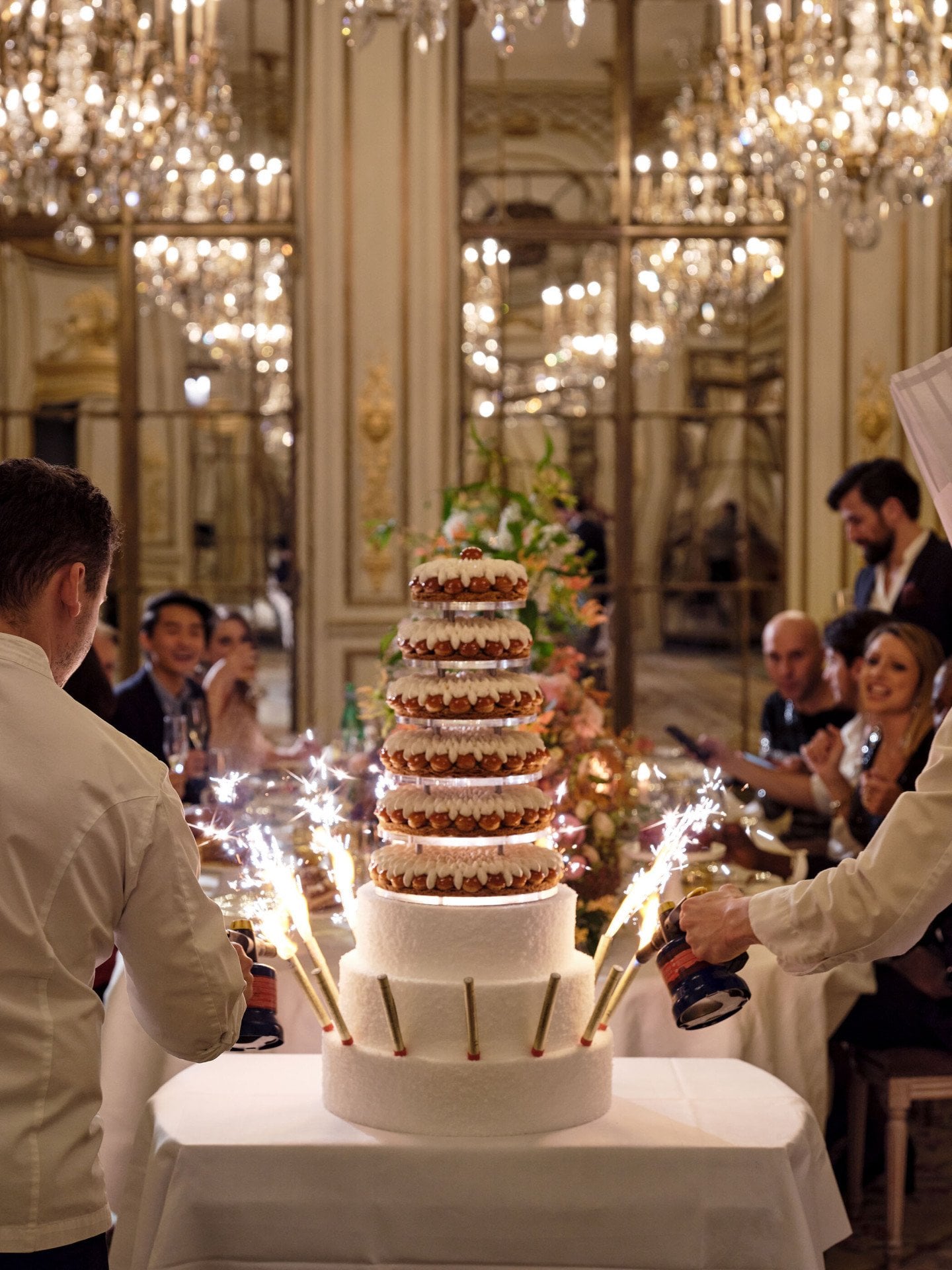 Chegada do bolo de casamento no Salon Pompadour no Le Meurice, Paris - Dorchester Collection
