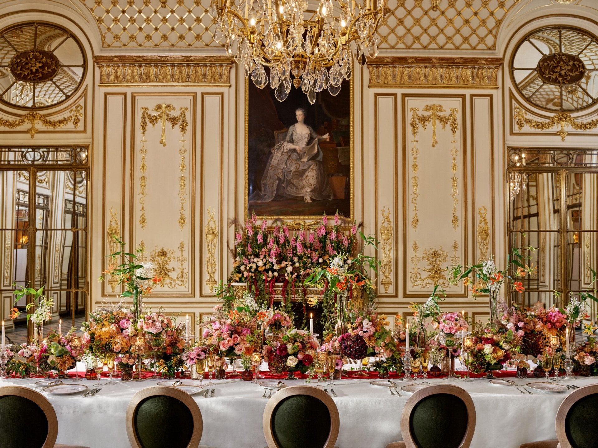 Dîner de table avec vaisselle et décoration florale, avec peinture de Madame de Pompadour à l'arrière-plan, dans Le Salon Pompadour au Meurice, Paris - Dorchester Collection