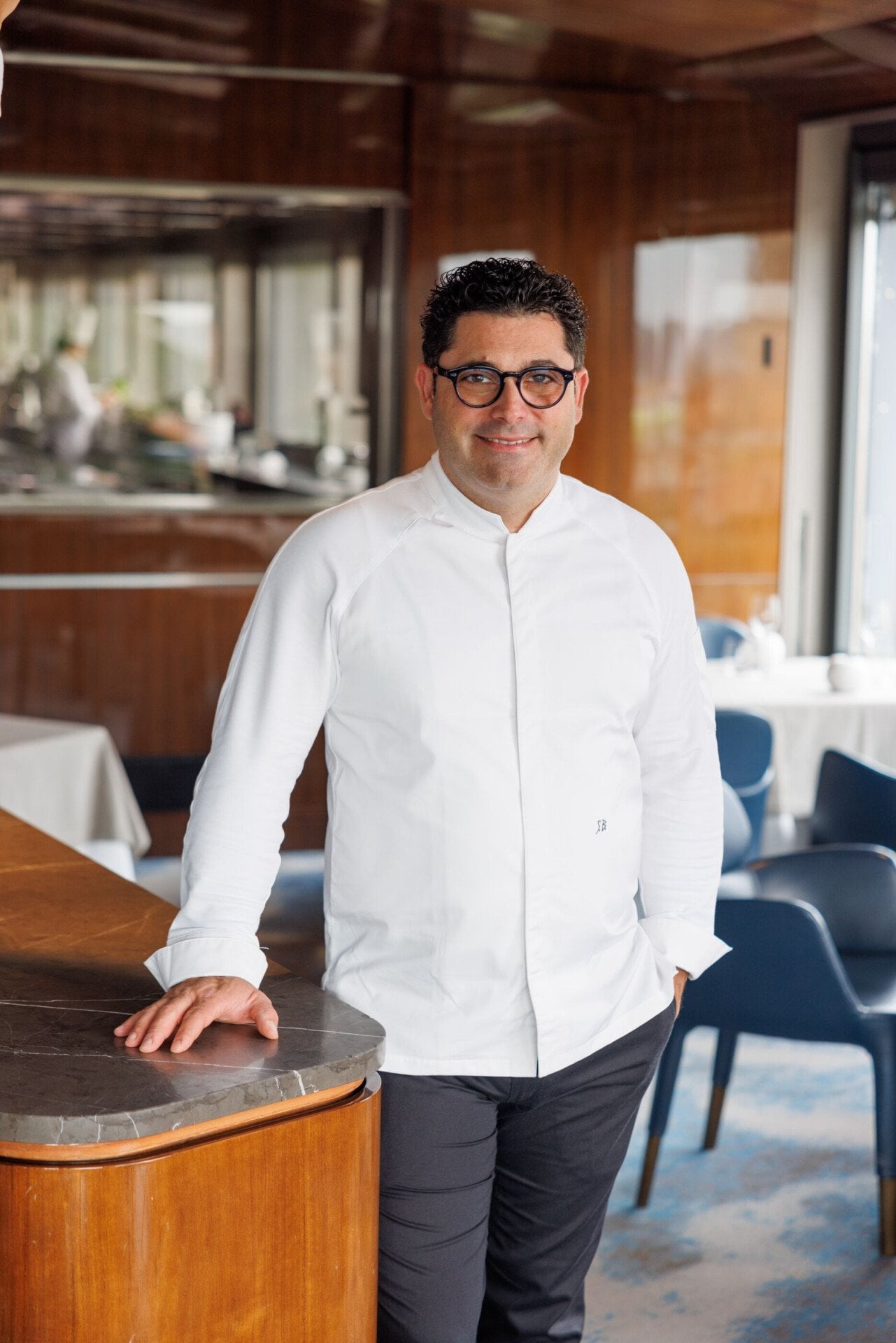 Salvatore Bianco in piedi all'interno del ristorante La Terrazza a Hotel Eden, Roma