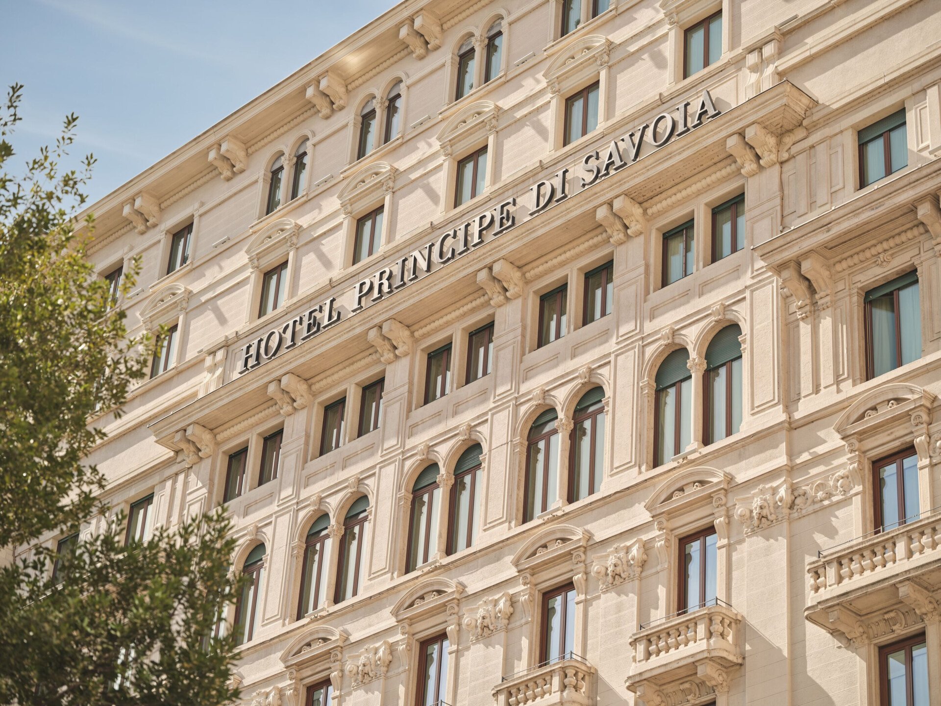 La nostra facciata neoclassica, con il cielo azzurro sullo sfondo.