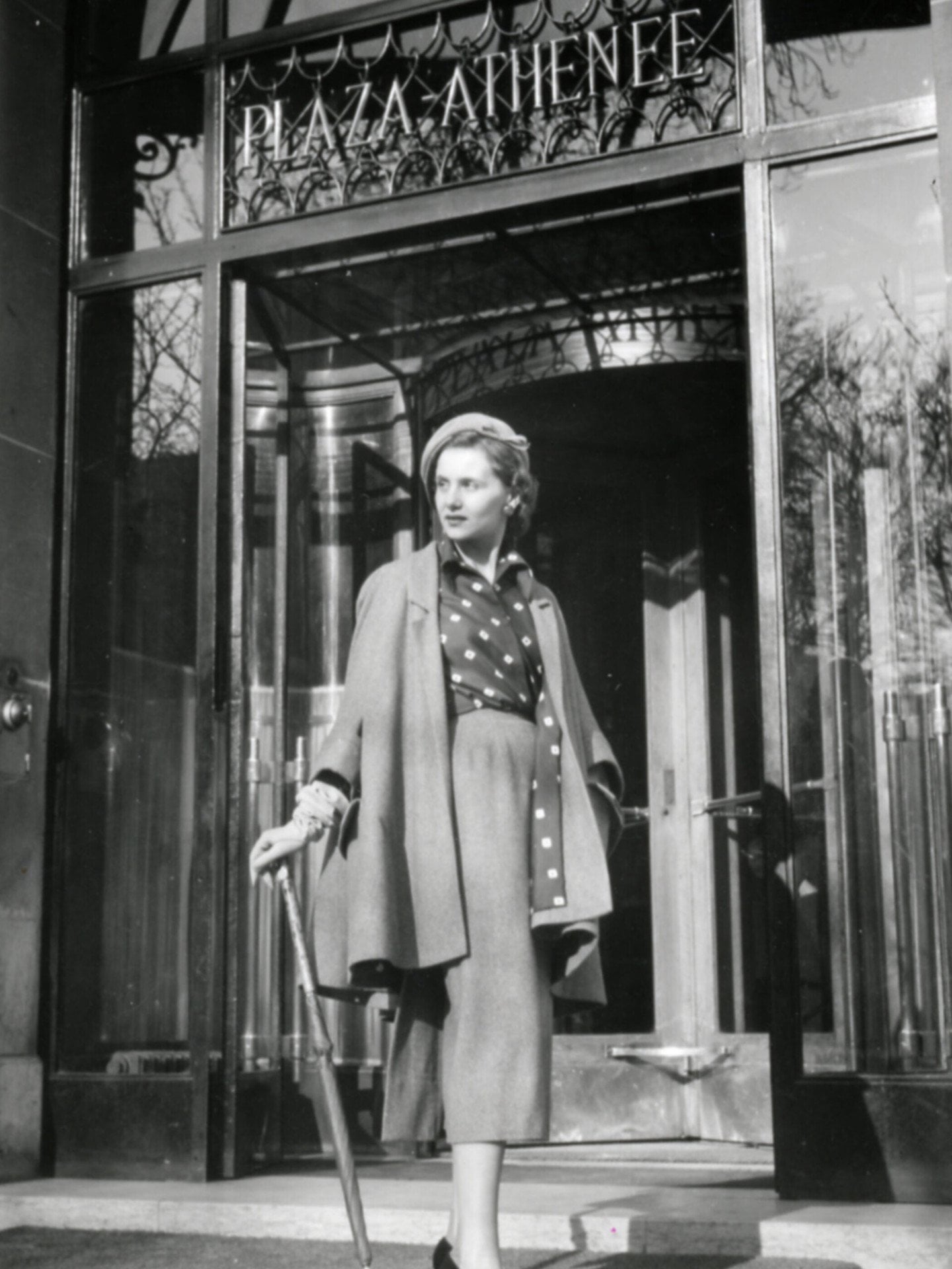 Photo historique d’un modèle Christian Dior devant la Plaza Athenee