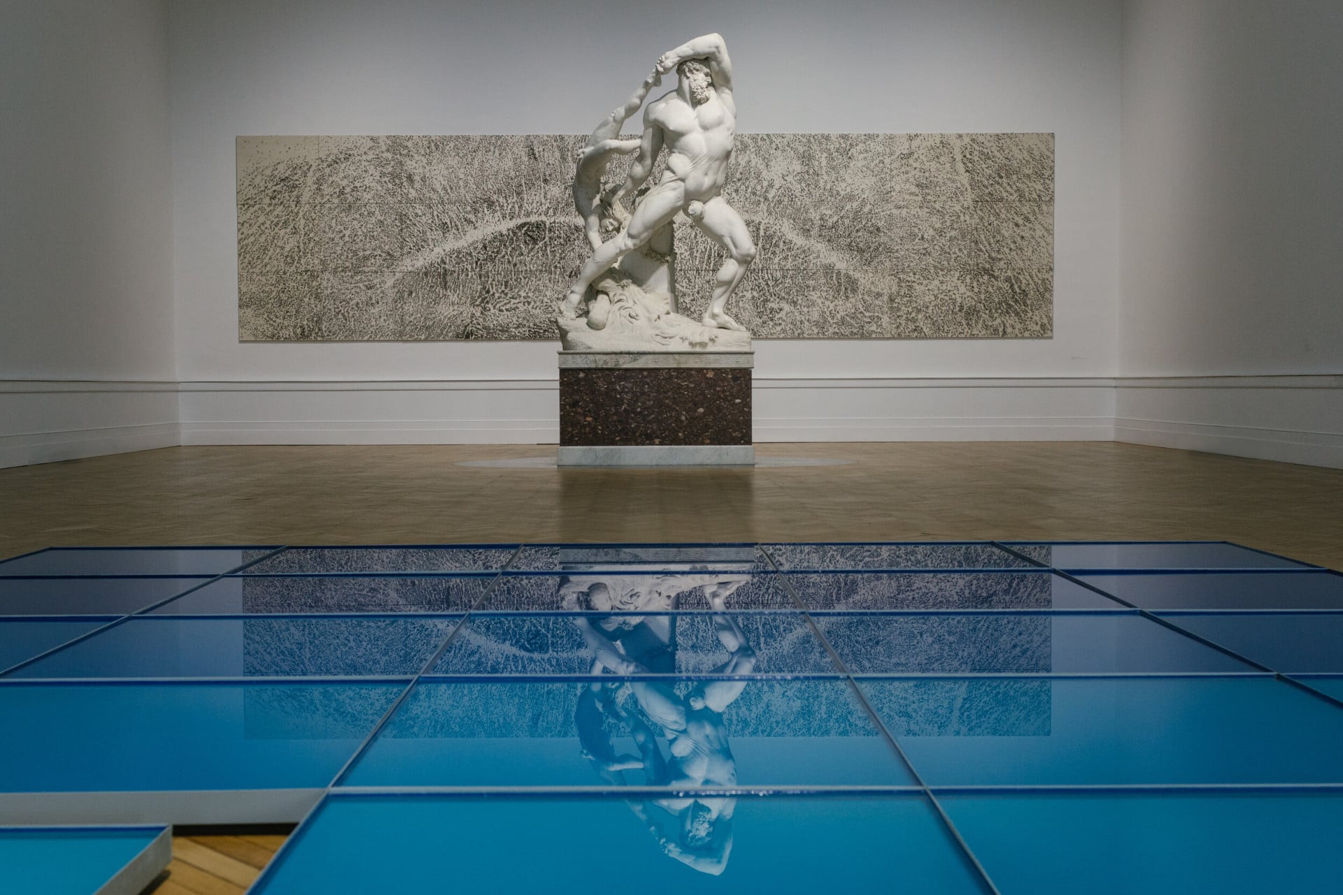 Opere di Pino pascali e Antonio Canova all'interno di una sala della Galleria nazionale d'Arte Moderna e Contemporanea