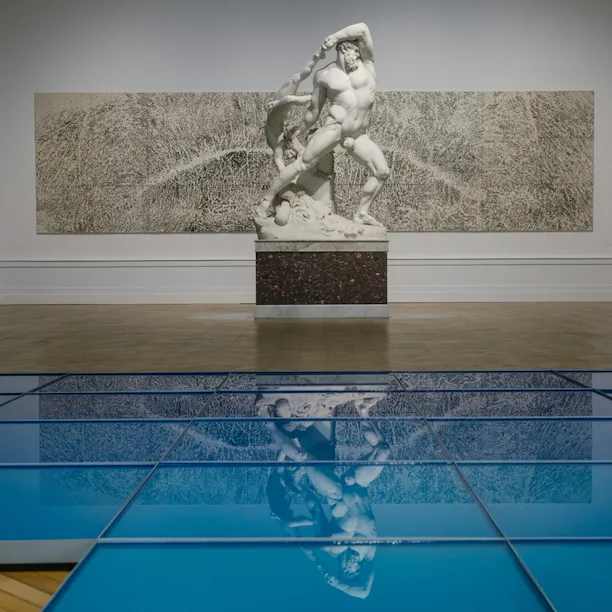 Opere di Pino pascali e Antonio Canova all'interno di una sala della Galleria nazionale d'Arte Moderna e Contemporanea