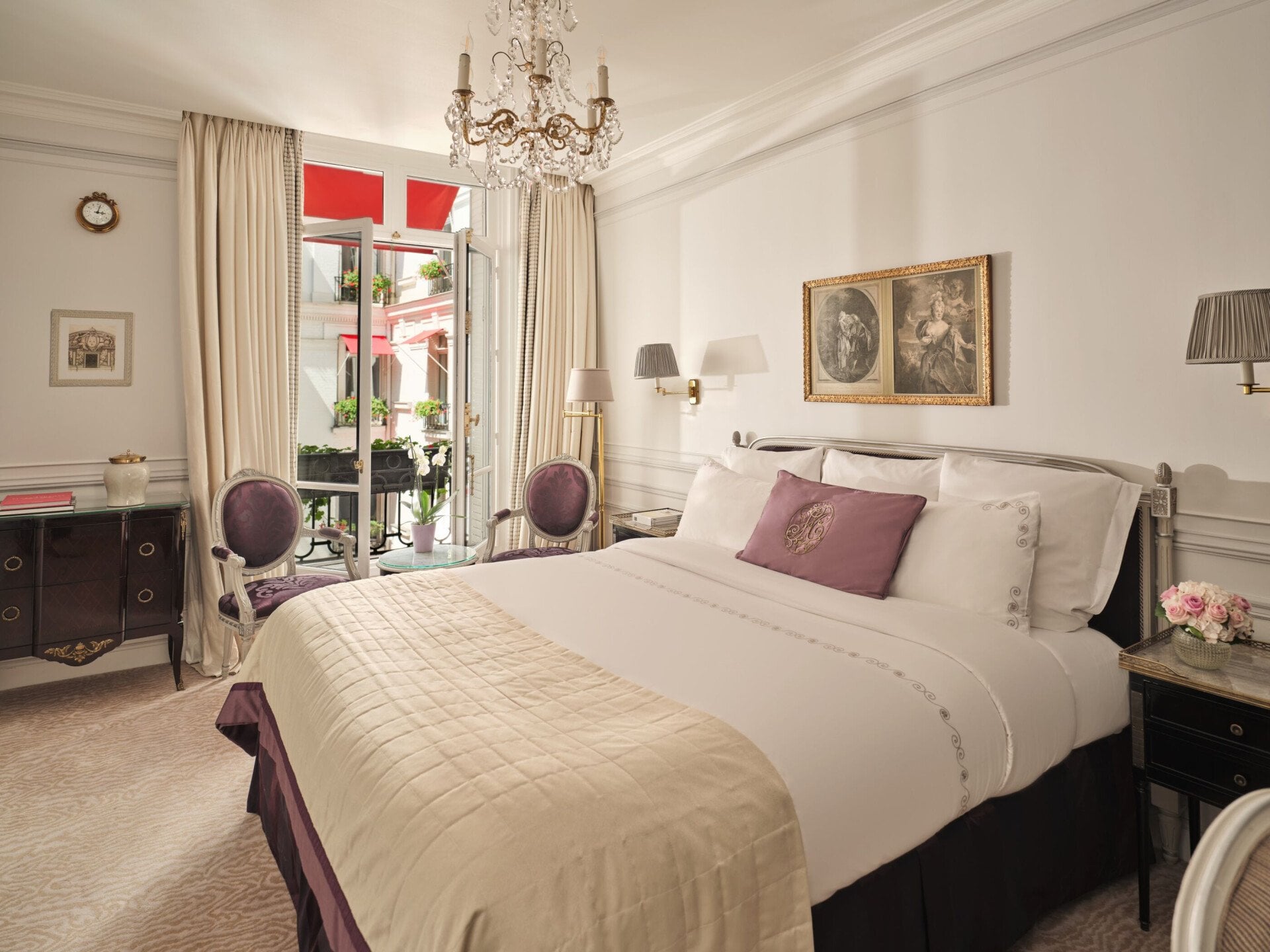 Voici la chambre de la chambre simple classique n°401 du Plaza Athénée. 