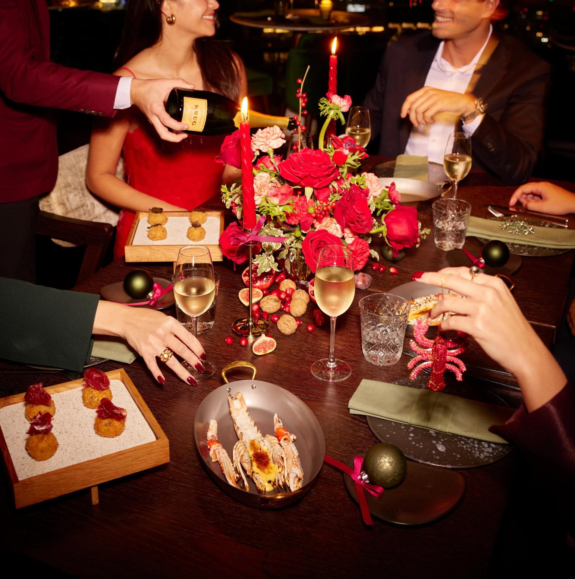 Festive dinner with people in Jara by Martin Berasategui