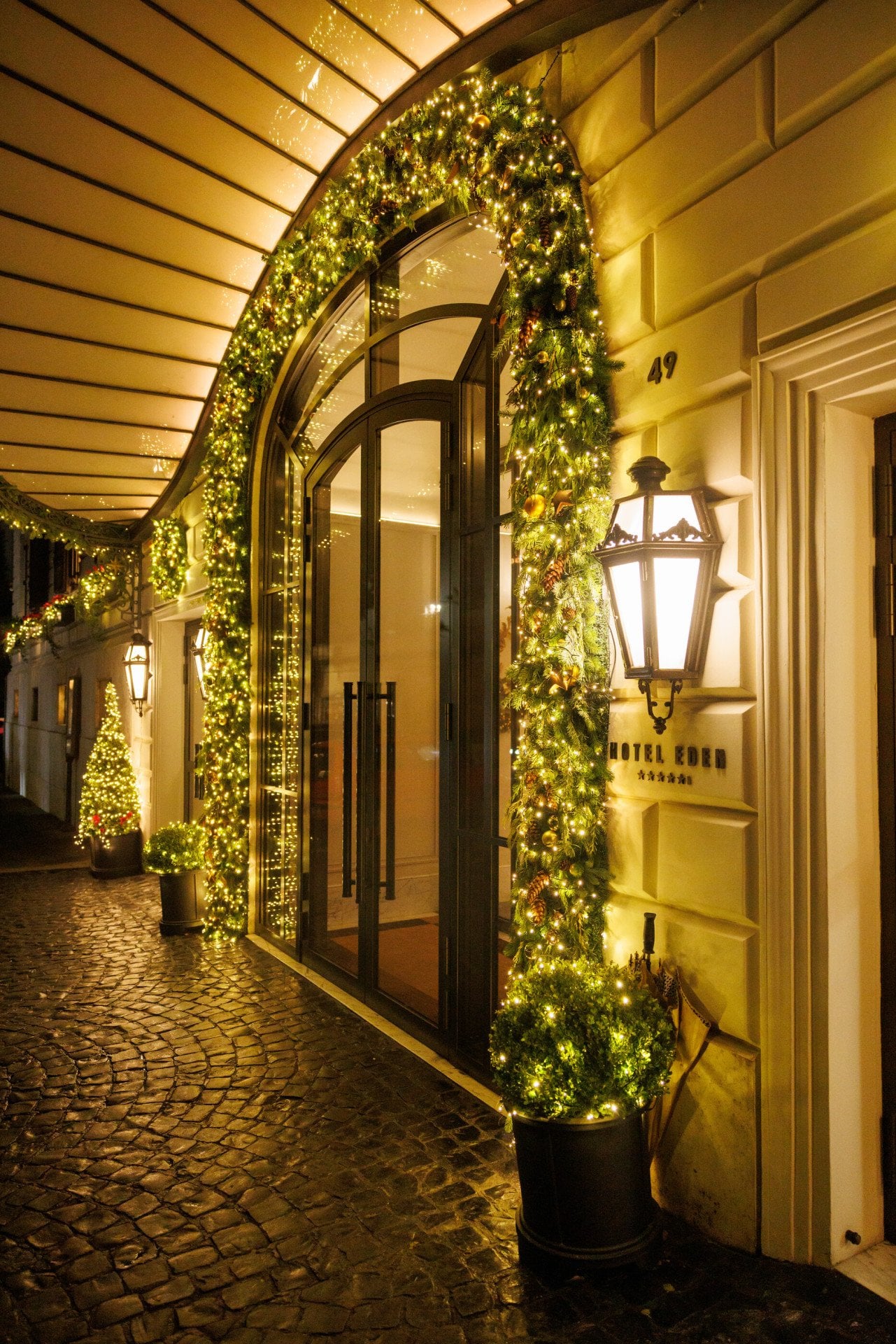 Ingresso di Hotel Eden con decorazioni natalizie