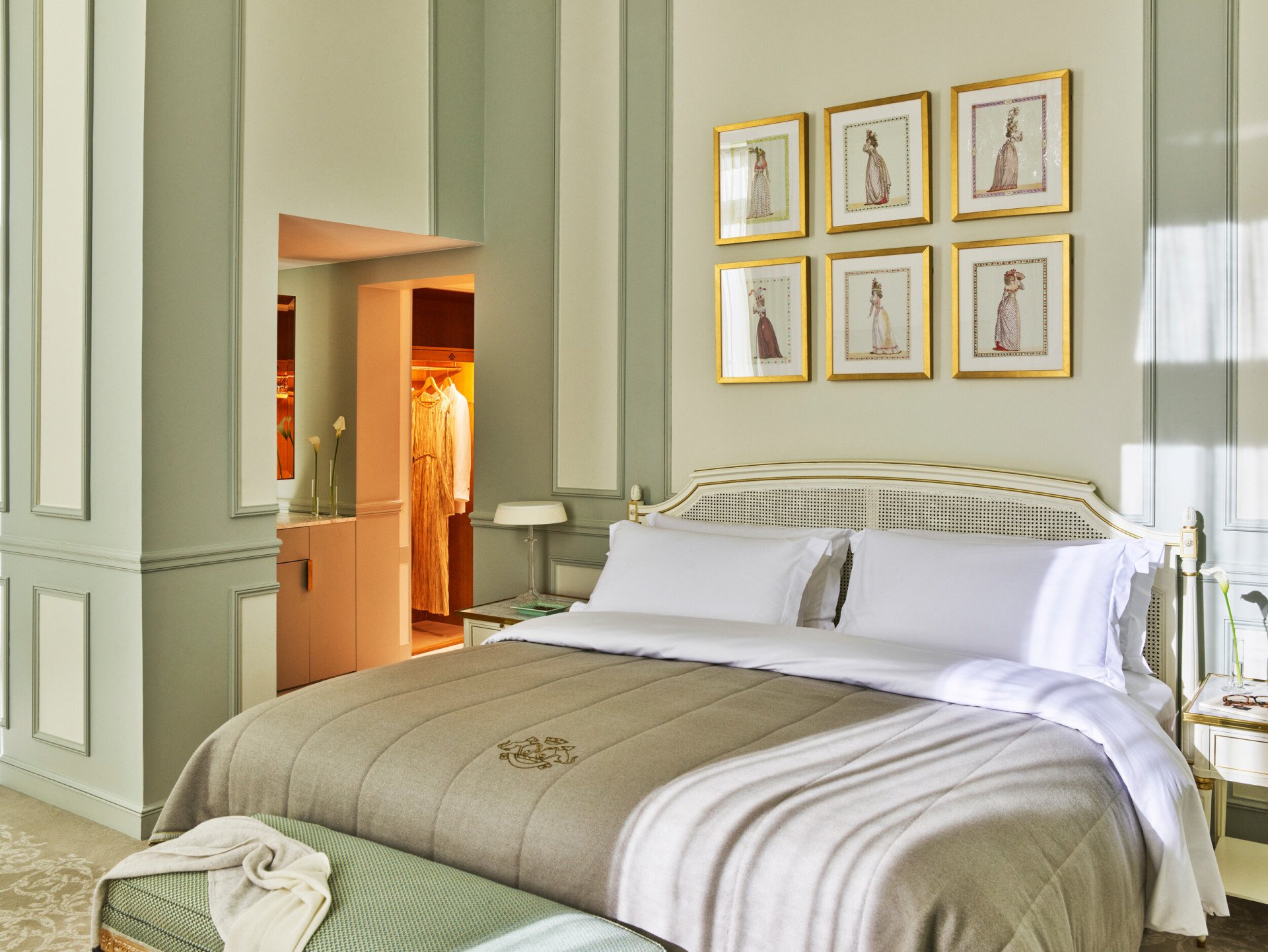 Chambre d'une suite supérieure au Meurice, Paris.