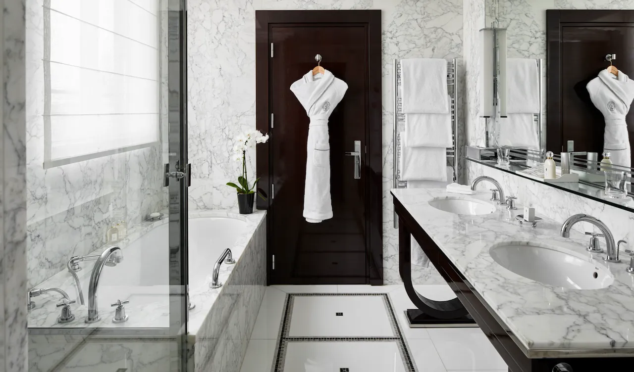 A casa de banho do Apartamento Suite do Hotel Plaza Athénée.