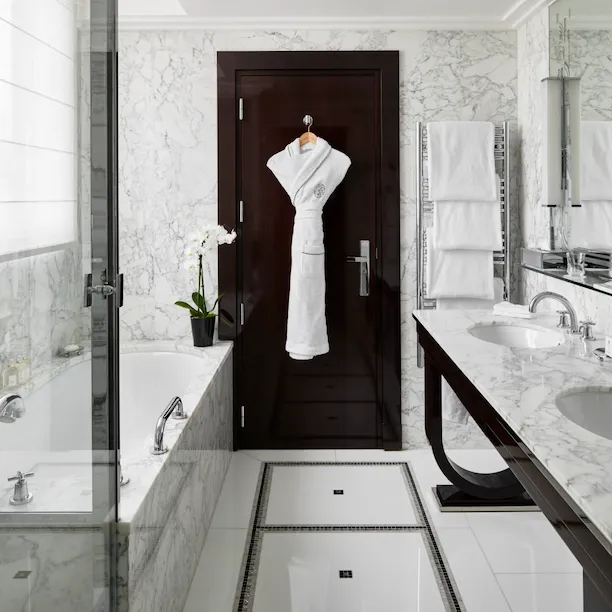 A casa de banho do Apartamento Suite do Hotel Plaza Athénée.