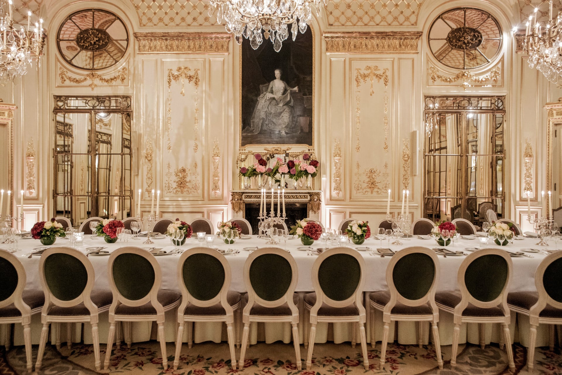 Photo du Salon Pompadour salle de réception lumineuse style Versailles, mise en place pour le dîner avec des tables rondes et grandes dressées au Meurice, Paris
