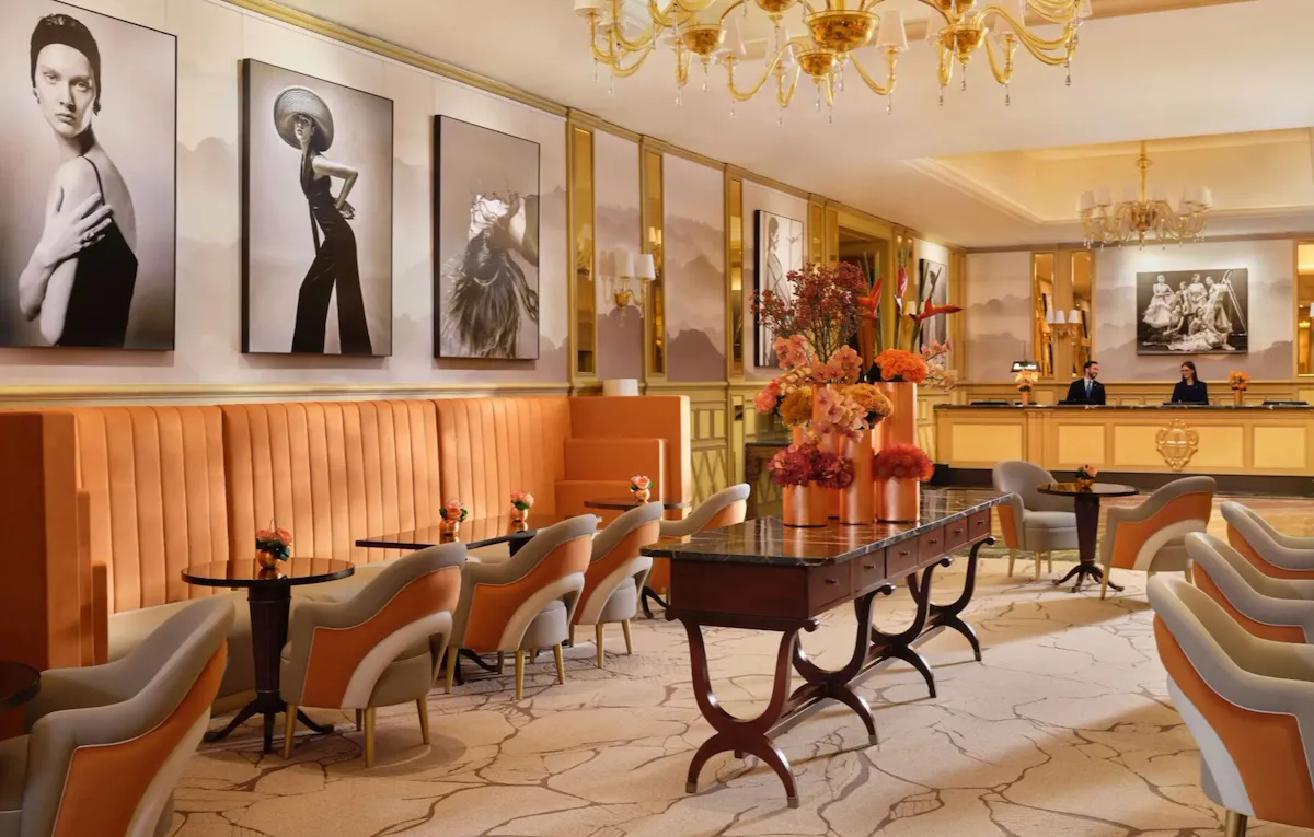 Una veduta de “Il Salotto” con i suoi caratteristici colori arancione, grigio e avorio. Sullo sfondo si vede il banco della reception.
