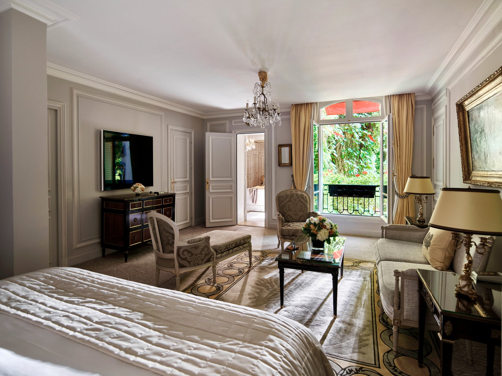 A cama da suíte presidencial no Hotel Plaza Athénée. 