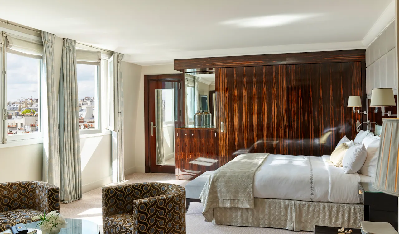 Cama na Suíte Eiffel Signature no Hotel Plaza Athénée