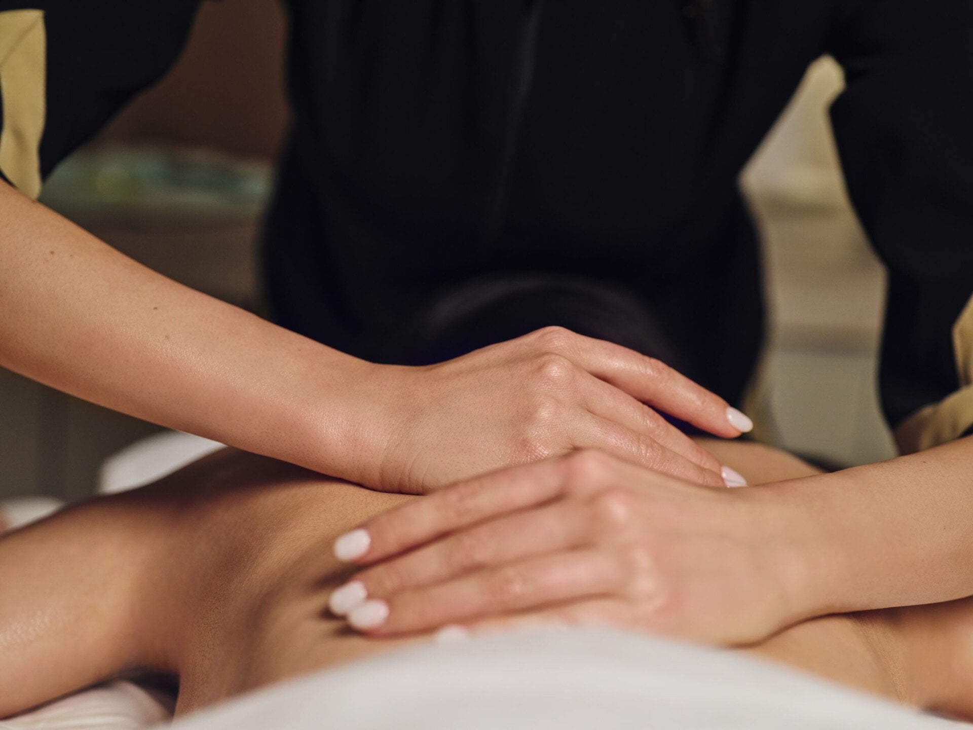 Terapista che massaggia la schiena di una persona sdraiata