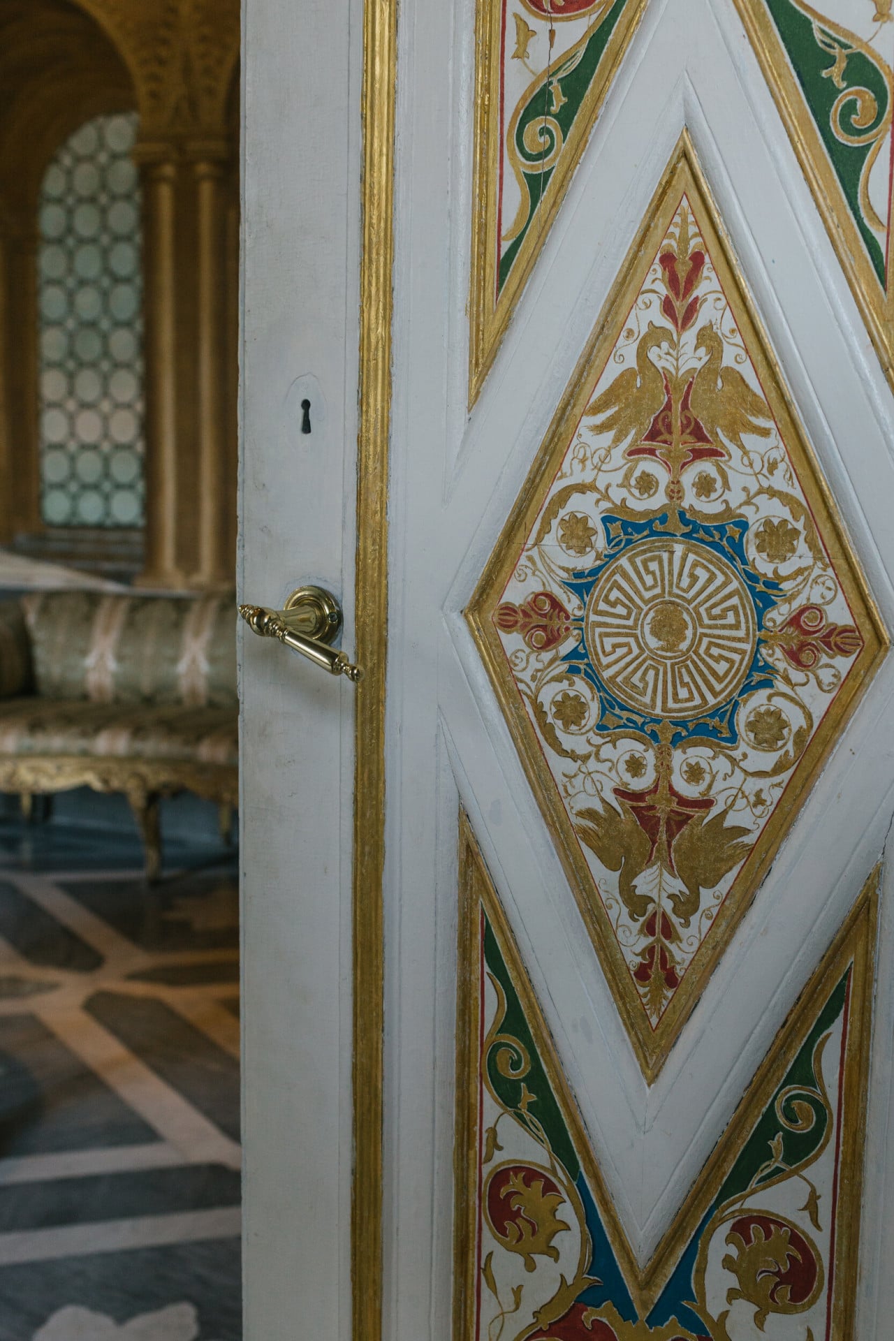 Porta con decorazioni pittoriche all'interno di Villa Torlonia a Roma