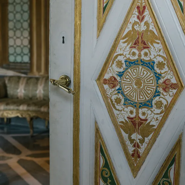 Porta con decorazioni pittoriche all'interno di Villa Torlonia a Roma