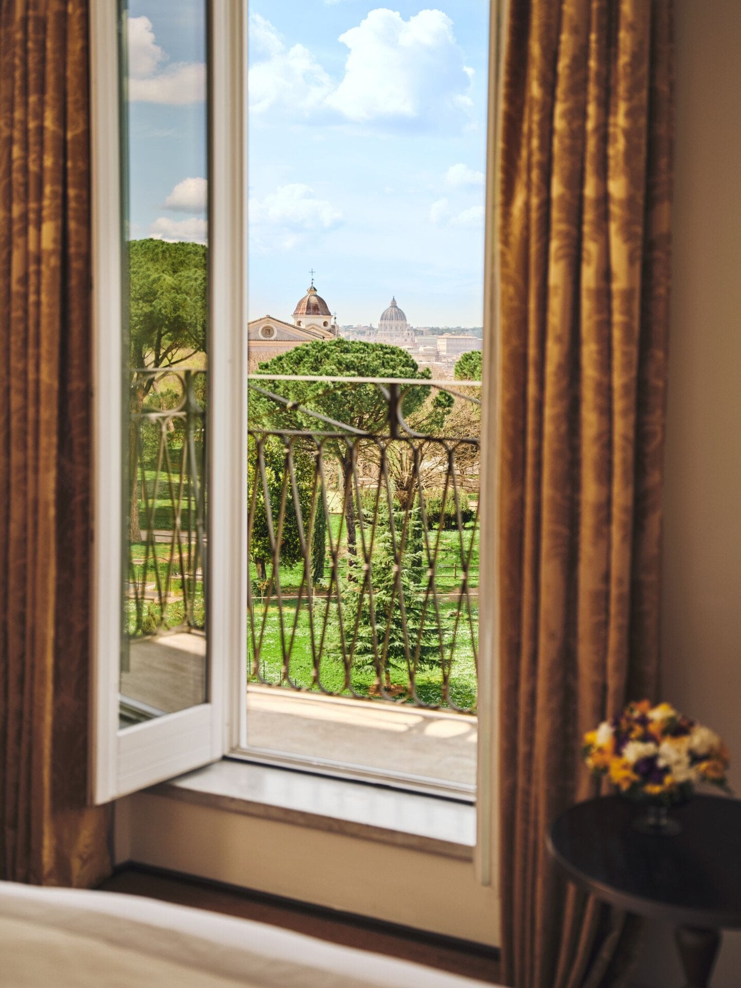 Vista della Cupola di San Pietro da una camera con balcone di Hotel Eden