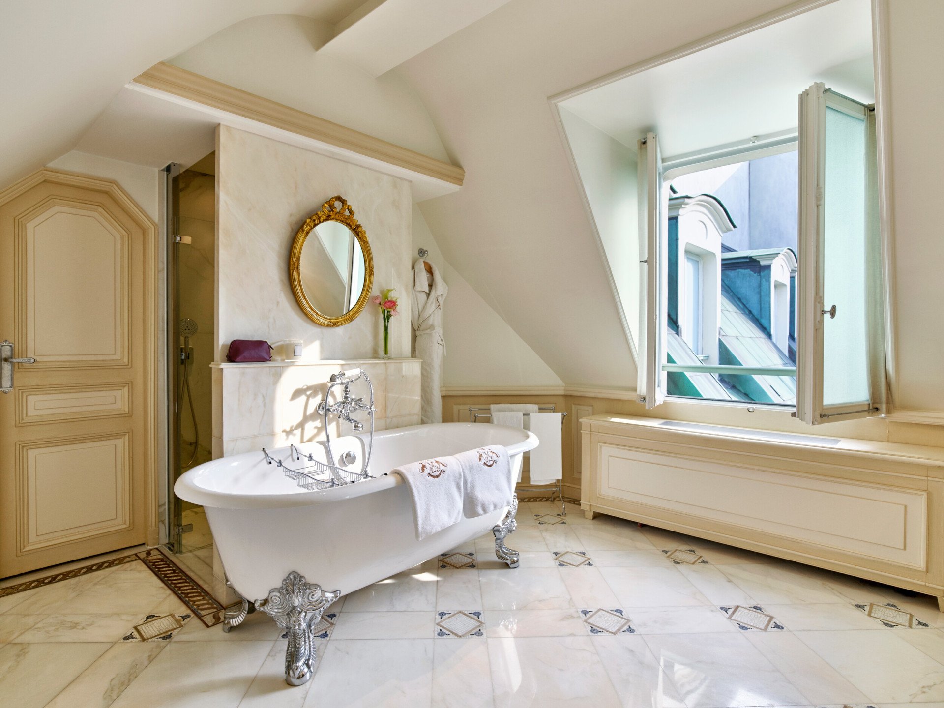 Prise de vue paysagère de la salle de bain de la suite Parisenne du Meurice, Paris.