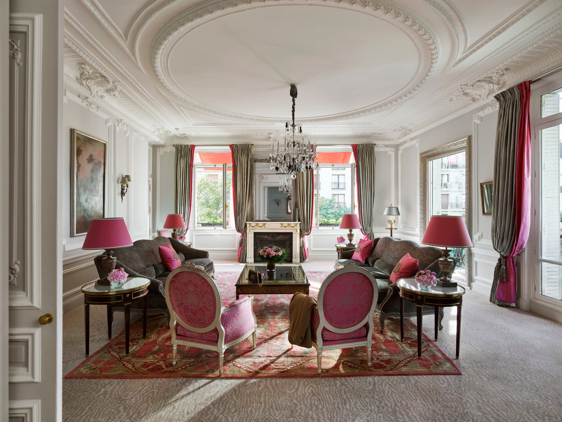 O salão da Suite Eiffel HauteCouture no Hôtel Plaza Athénée.