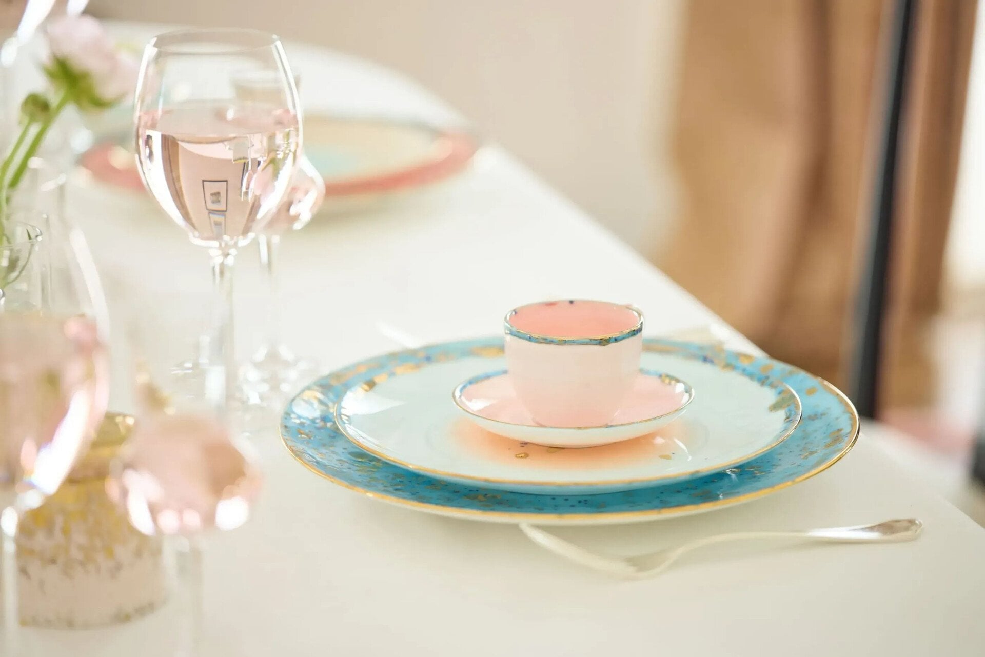 Tazza da caffè appoggiata su 2 piatti della Collezione Eden Home