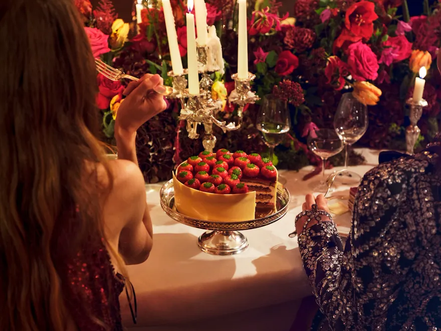 Details avec un gateau aux fraises and deux femmes de dos au sein du Salon Haute Couture à l'Hôtel Plaza Athénée, Paris - Dorchester Collection.