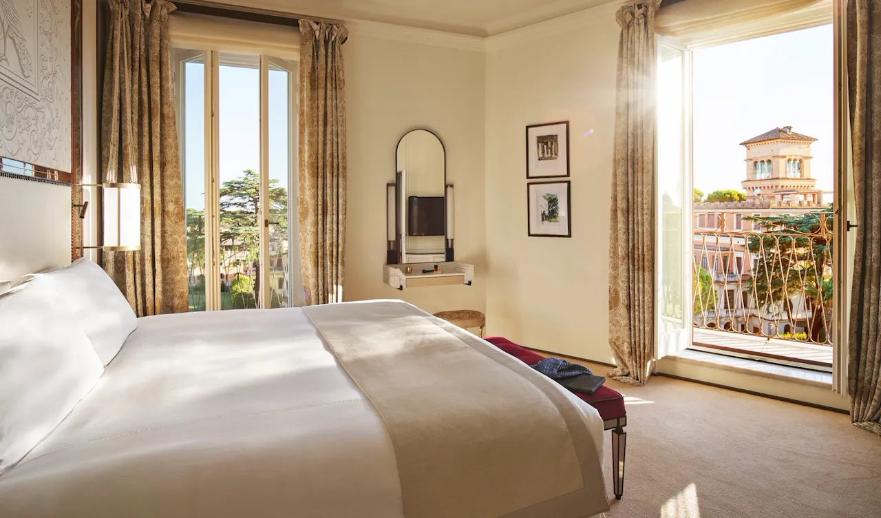 Camera da letto della Suite Presidenziale Villa Medici con le finestre aperte a vista su Roma