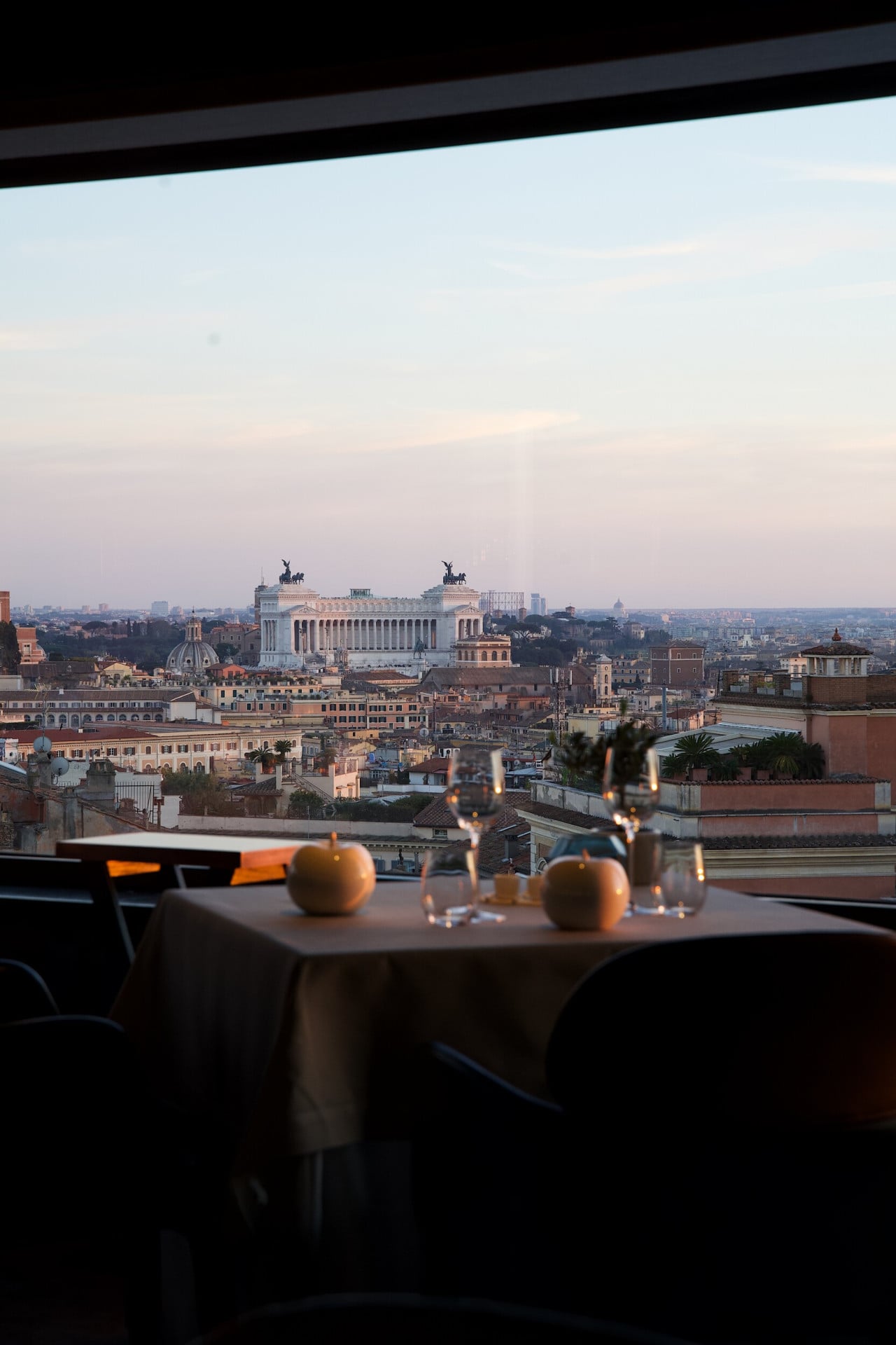 Tavolo per due davanti la vetrata del ristorante La Terrazza con vista sul Vittoriano  a Roma