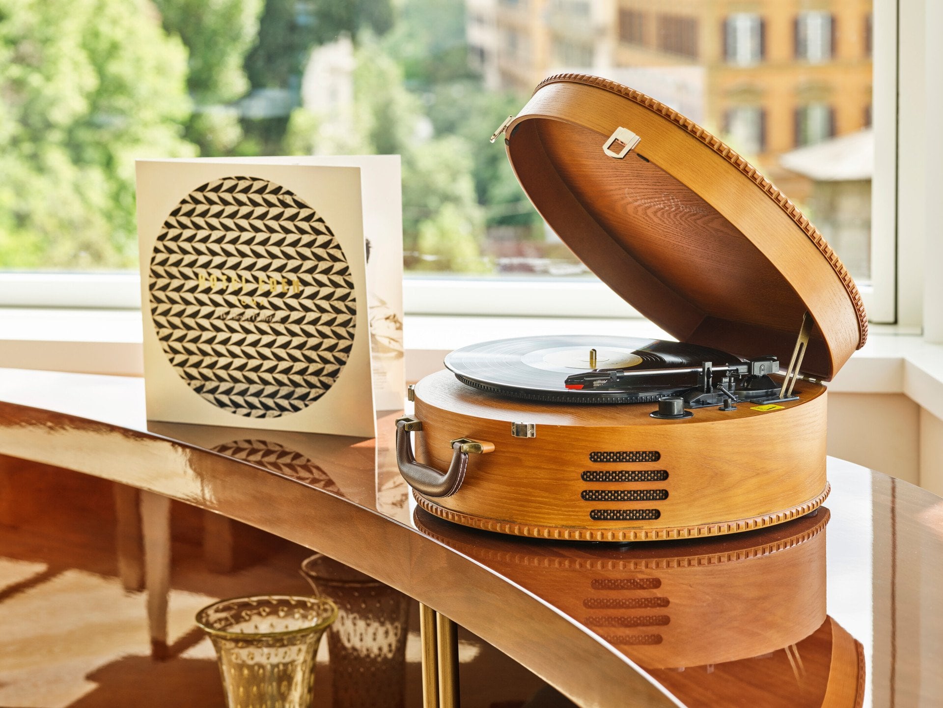 Giradischi e disco la Dolce Vita su un mobile della Suite Penthouse bellavista a Hotel Eden Roma