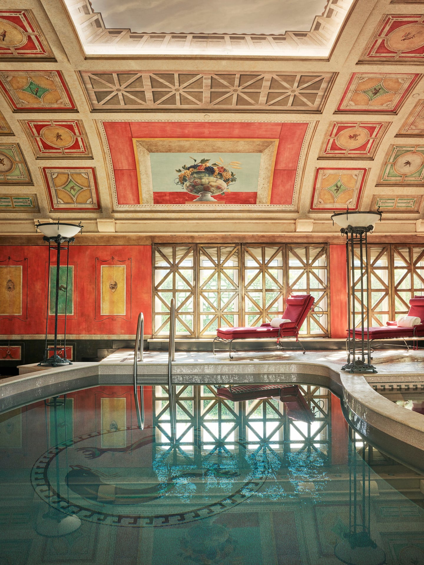 Piscina privata, sauna e bagno turco all'interno di una ricca sala dipinta a mano e rivestita di mosaici