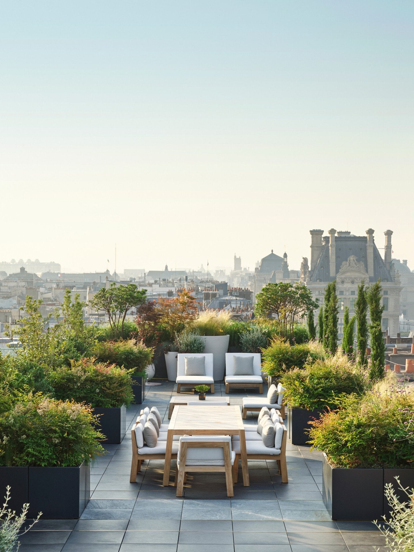 Vue aérienne du toit de la suite Belle Etoile du Meurice, Paris.