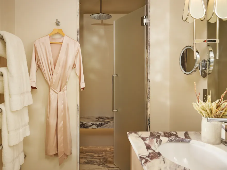 Junior Suite bathroom interior in the Grooms Cottage