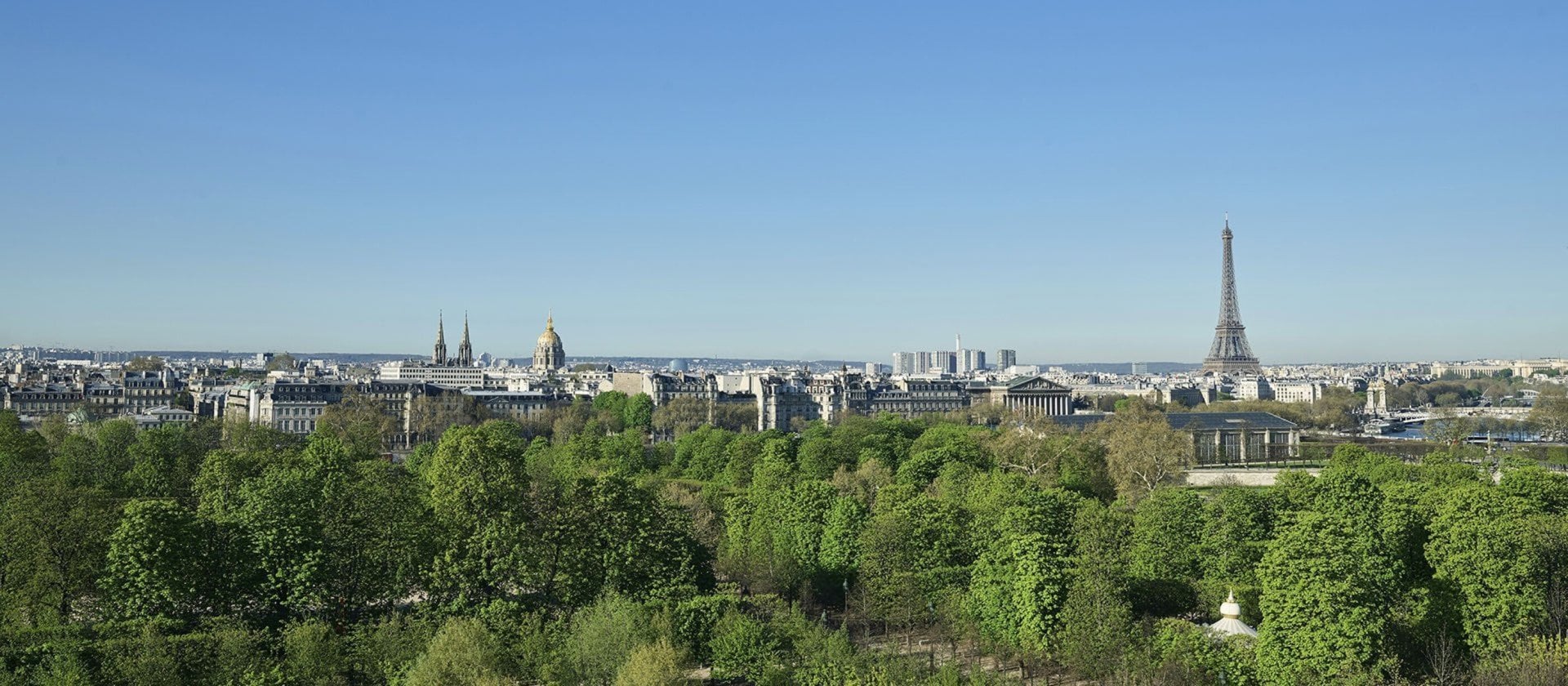 Vue depuis le balcon de la Chambre Exécutive montrant le jardin des Tuileries et la Tour Eiffel