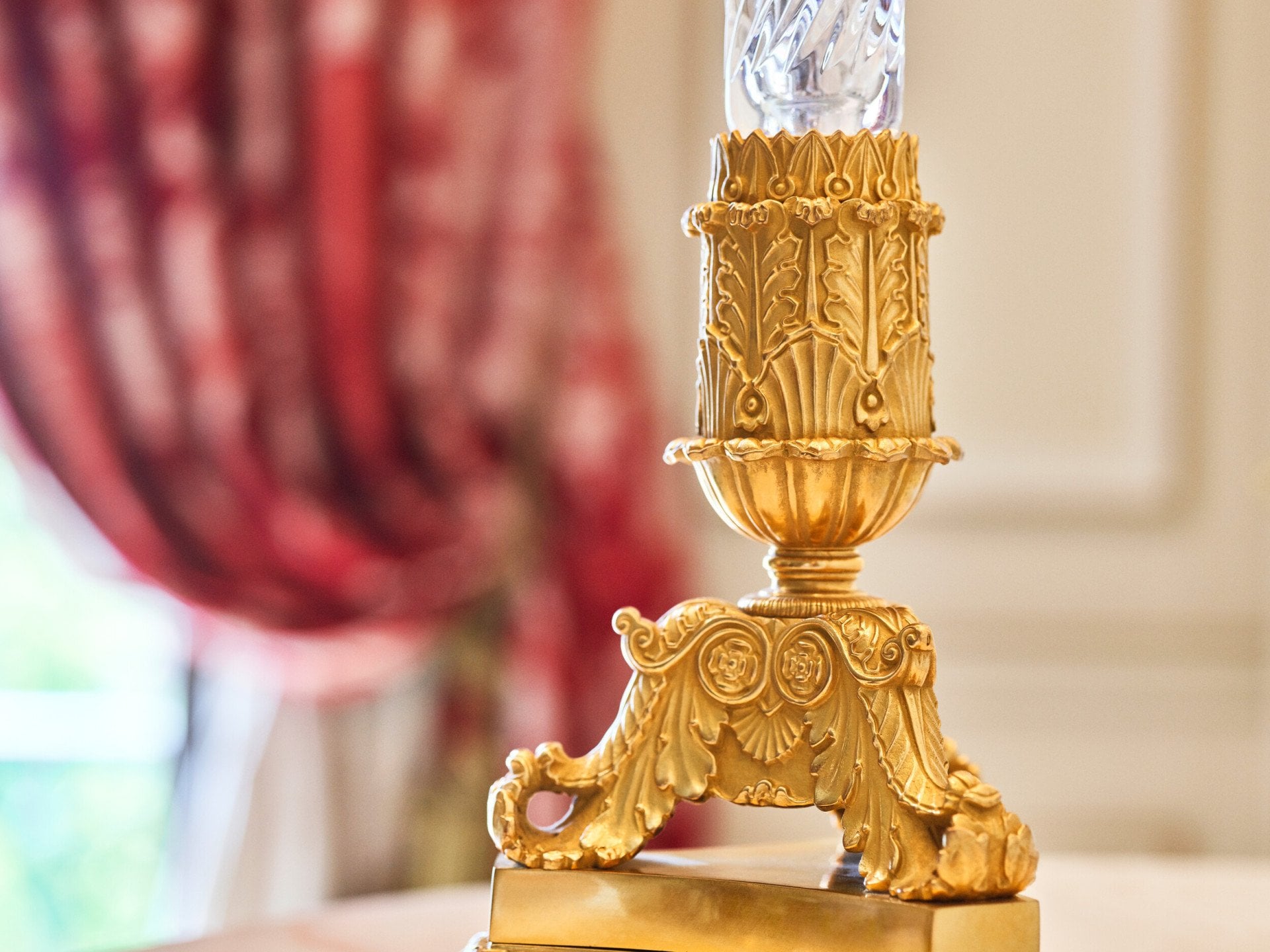 Détail doré dans l'appartement présidentiel du Meurice, Paris.
