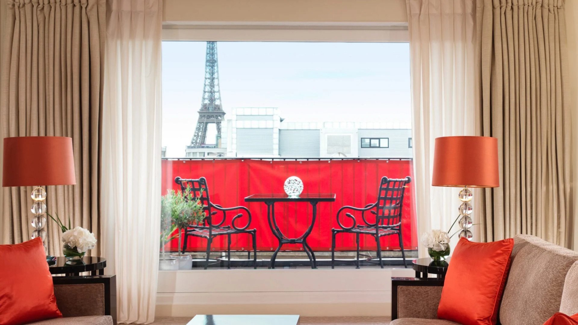Imagem da sala de estar e o Terasse do apartamento com vista para a Torre Eiffel