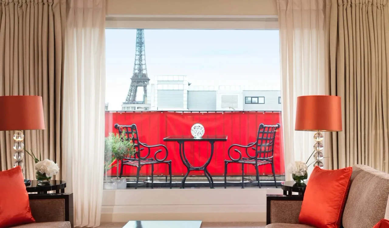 Imagem da sala de estar e o Terasse do apartamento com vista para a Torre Eiffel