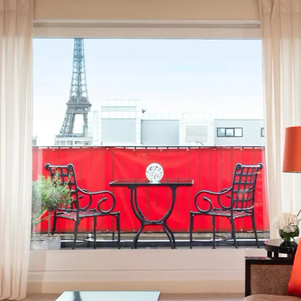 Imagem da sala de estar e o Terasse do apartamento com vista para a Torre Eiffel