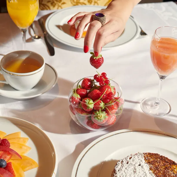 Images of the brunch and breakfast at the Jean Imbert au Plaza Athénée Images of the brunch at the Jean Imbert au Plaza Athénée. We can see a hand picking a strawberry