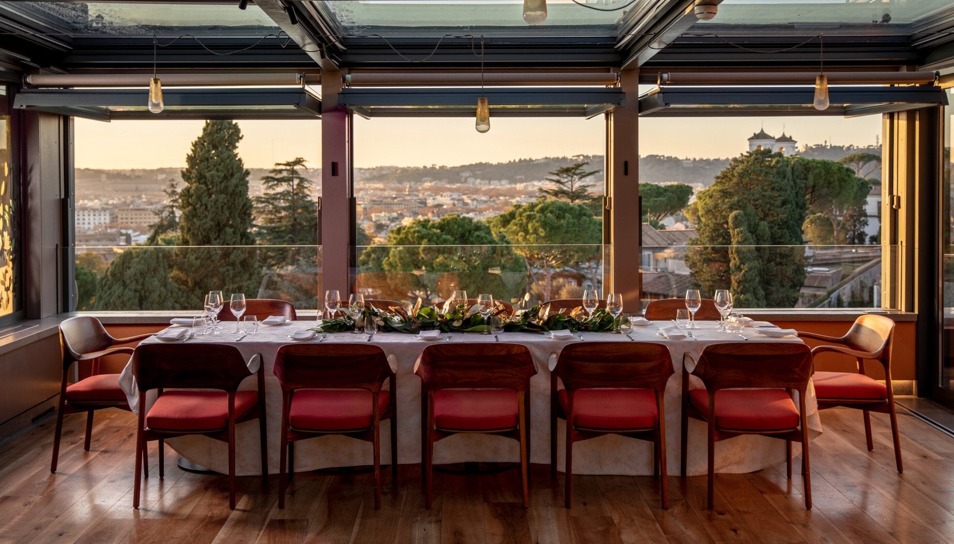Tavolo unico davanti le finestre a Il Giardino Ristorante